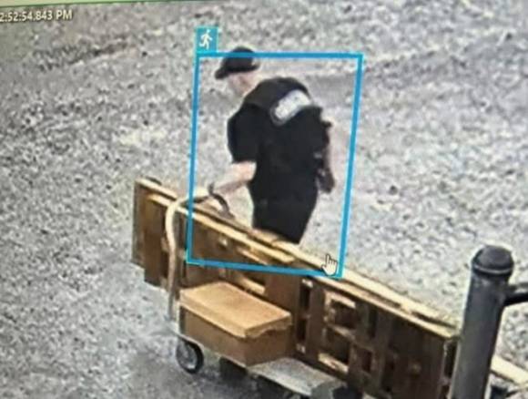 그랜트 하딘이 급조한 경찰복을 입고 교도소를 벗어나는 모습. 아칸소주 스톤 카운티 보안관실