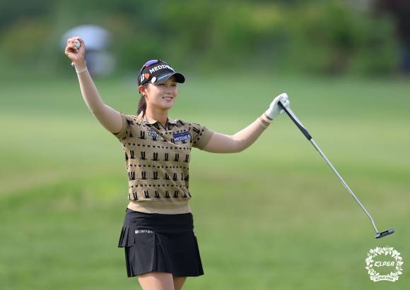 E1 채리티 오픈 우승 차지한 박현경 - E1 채리티 오픈 우승 차지한 박현경      (서울=연합뉴스) 박현경이 25일 경기도 여주의 페럼클럽에서 열린 KLPGA 투어 E1 채리티 오픈에서 우승을 확정한 뒤 기뻐하고 있다. 2025.5.25 [KLPGA 제공. 재판매 및 DB 금지]     photo@yna.co.kr (끝)   <저작권자(c) 연합뉴스, 무단 전재-재배포, AI 학습 및 활용 금지>