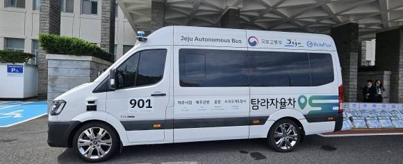 제주도는 12일부터 노선버스형 탐라자율주행차를 제주시청~서귀포시청(901번)까지 시범운행서비스를 시작한다. 11일 제주도청 앞에서 도청~제주국제공항 구간 기자 시승을 기다리고 있는 탐라자율주행차 12인승 쏠라티 모습. 제주 강동삼 기자