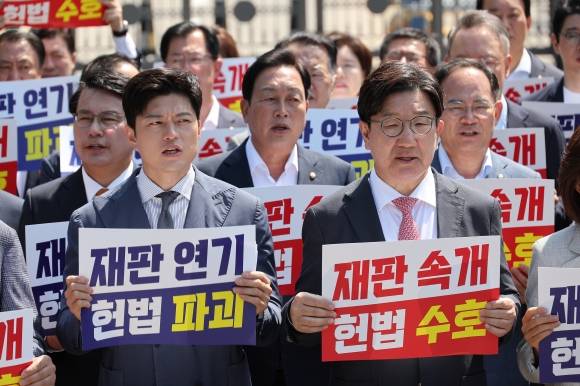 법원 앞 구호 외치는 국민의힘 - 국민의힘 김용태 비상대책위원장과 권성동 원내대표가 11일 이재명 대통령의 공직선거법 위반 사건의 파기환송심을 사실상 무기한 연기한 서울고법 앞에서 열린 현장 의원총회에서 구호를 외치고 있다. 연합뉴스