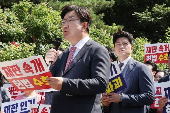 발언하는 권성동 원내대표 - 권성동 국민의힘 원내대표가 11일 이재명 대통령의 공직선거법 위반 사건의 파기환송심을 사실상 무기한 연기한 서울고법 앞에서 열린 현장 의원총회에서 발언하고 있다. 연합뉴스