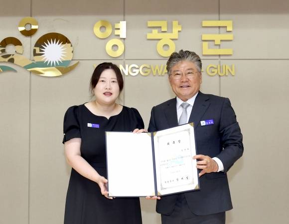 장세일 영광군수(사진 오른쪽)와 청년명예부군수로 위촉된 댕히어로즈 조아라 대표(사진 왼쪽)가 기념 촬영을 하고 있다. (영광군 제공)