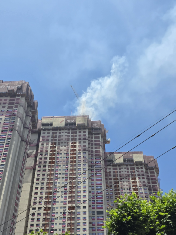 11일 낮 12시 21분쯤 대구 북구 칠성동의 47층짜리 아파트 공사 현장에서 불이 나 1시간 20분 만에 진화됐다. 대구 민경석 기자