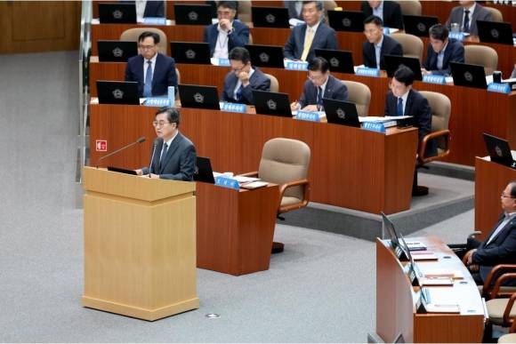 11일 오전 경기도의회 제384회 정례회 2차 본회의에서 김동연 경기도지사가 도정 질문에 답변하고 있다. (경기도 제공)