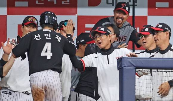 염경엽 LG 트윈스 감독이 8일 서울 고척스카이돔에서 열린 2025 KBO리그 정규시즌 키움 히어로즈와의 원정 경기에서 신민재와 하이파이브하고 있다. 뉴시스