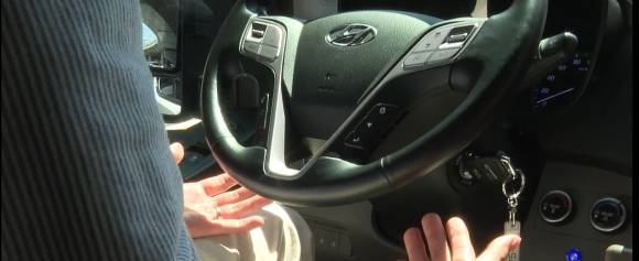 탐라자율주행차에 동승한 안전관리자가 핸들에서 손을 놓고 있는 모습. 제주도 제공영상 캡처