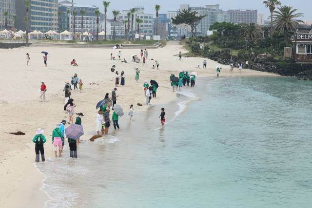10일 오전 제주시 조천읍 함덕해수욕장이 관광객들로 붐비고 있다. 제주=연합뉴스