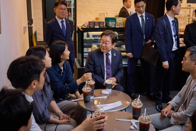 이재명 대통령이 10일 서울 용산 대통령실 청사 직원 식당에서 점심 식사를 한 뒤 구내 매점에서 출입기자들과 즉석 차담을 하고 있다. 연합뉴스