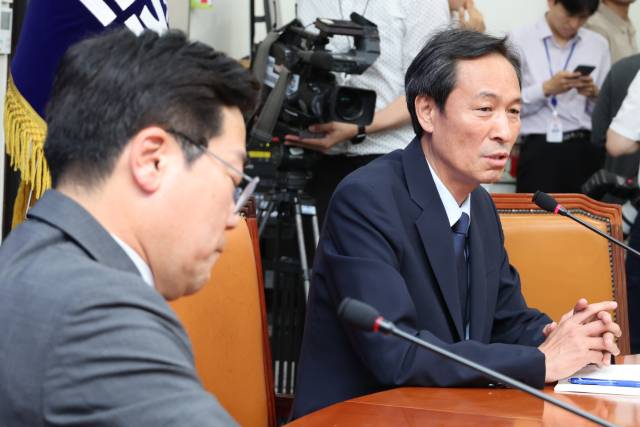 박찬대(왼쪽) 더불어민주당 대표 직무대행 겸 원내대표와 우상호 대통령실 정무수석이 10일 서울 여의도 국회에서 만나 대화하고 있다. 연합뉴스