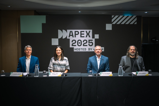 브래드 갈링하우스(왼쪽 세 번째) 리플 최고경영자(CEO)가 11일(현지 시간) 싱가포르에서 진행한 ‘APEX 2025’ 행사에서 에릭 반 밀텐버그 리플 전략 이니셔티브 수석부사장, 모니카 롱 리플 사장, 데이비드 슈워츠 리플 최고기술책임자(CTO)와 함께 기자 간담회를 진행하고 있다. 사진 제공=리플