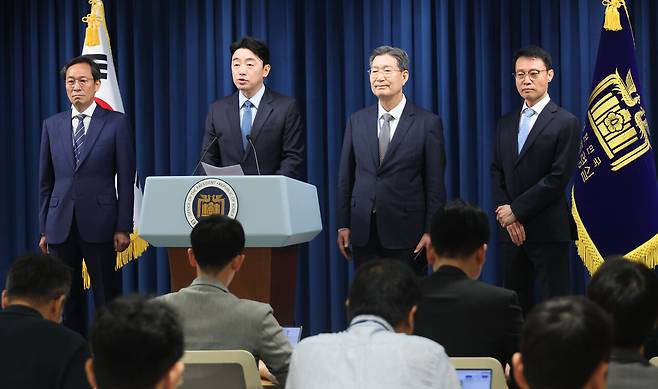 강훈식 대통령 비서실장이 6월8일 용산 대통령실에서 수석 인선을 발표하고 있다. 왼쪽부터 우상호 정무수석, 강 비서실장, 오광수 민정수석, 이규연 홍보소통수석. ⓒ연합뉴스