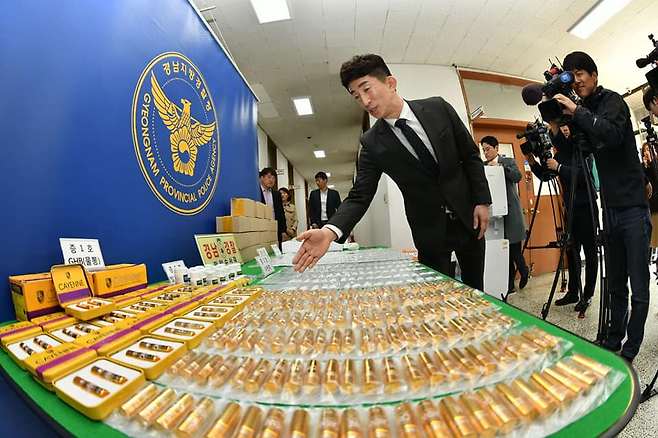 2019년 3월28일 김대규 경남지방경찰청 마약수사대장이 GHB 등 압수물에 대해 설명하고 있다. ⓒ경남경찰청 제공