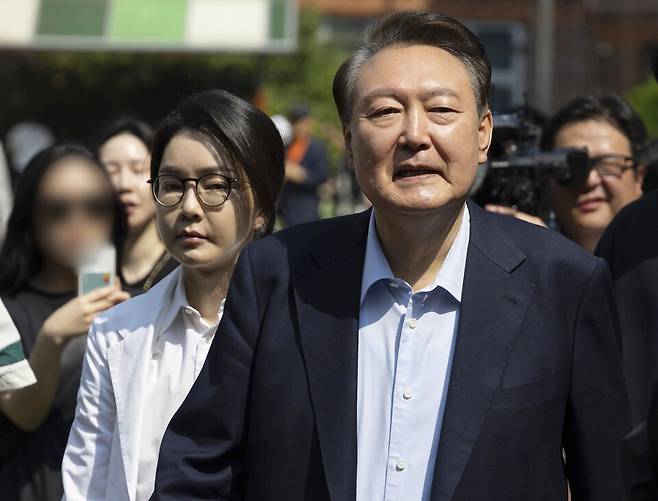 윤석열 전 대통령과 김건희 여사가 21대 대통령 선거일인 지난 3일 서울 서초구 원명초등학교에 마련된 서초4동 제3투표소에서 투표를 마친 뒤 차량으로 향하고 있다. ⓒ 연합뉴스