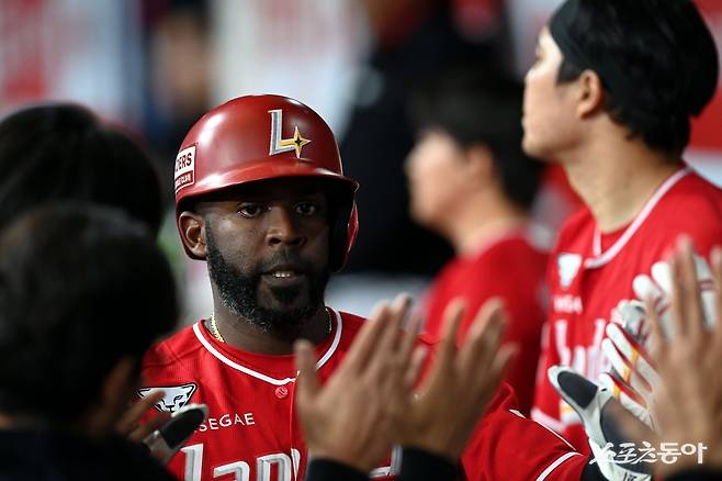 SSG 기예르모 에레디아는 지난 3일 1군에 복귀한 후 타격 컨디션을 조금씩 끌어 올리고 있다. 경기 감각이 아직 충분히 올라오지 않았지만, 수비에서 만큼은 여전히 뛰어난 타구판단 능력을 자랑한다. 트레이드로 영입된 김성욱까지 1군에 합류하면서 SSG의 외야 수비 라인은 더욱 더 견고해졌다. 스포츠동아DB