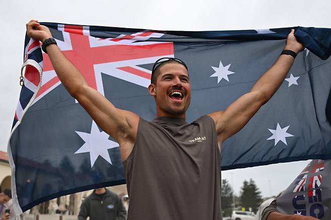 윌 구지가 지난 5월19일 호주 대륙횡단을 마친 뒤 기념 사진을 찍고 있다. EPA
