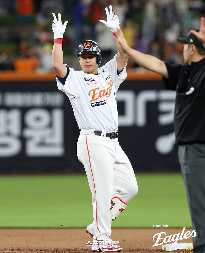 한화 노시환이 10일 대전 두산전에서 7회 결정적인 적시 2루타로 타점을 올린 뒤 세리머니를 하고 있다. 한화이글스 제공