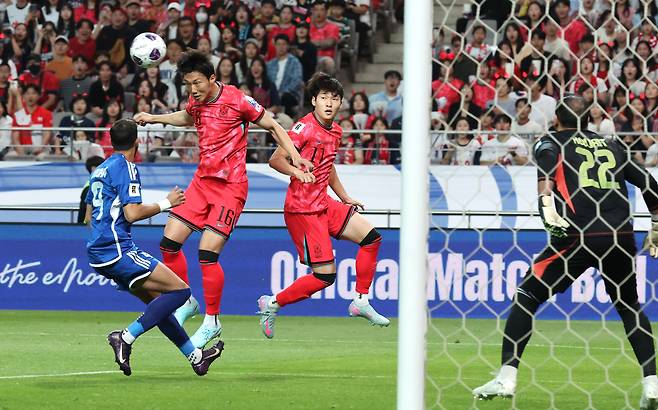 10일 서울월드컵경기장에서 열린 2026 북중미 월드컵 아시아 3차 예선 최종전 한국과 쿠웨이트의 경기. 이한범이 헤더를 시도하고 있다. 연합뉴스