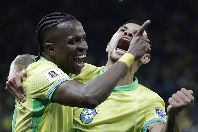 브라질 비니시우스(왼쪽)가 11일 북중미월드컵 남미예선 파라과이전에서 결승골을 넣은 뒤 동료와 포옹하며 기뻐하고 있다. EPA연합뉴스