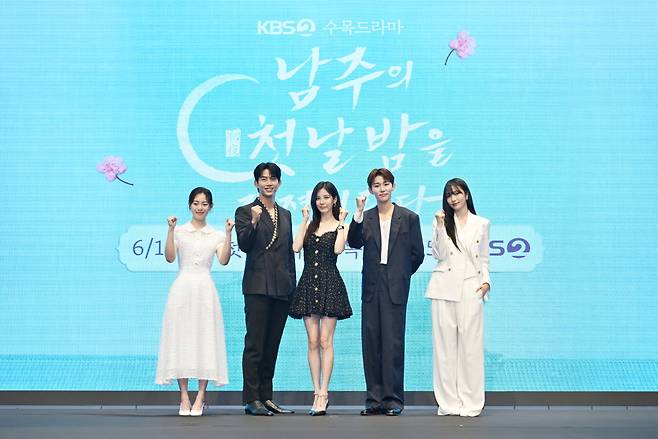 배우 권한솔(왼쪽부터), 옥택연, 서현, 서범준, 지혜원이 11일 오후 서울 신도림 디큐브시티 더 세인트 웨딩홀에서 열린 KBS2 새 수목극 ‘남주의 첫날밤을 가져버렸다’ 제작발표회에 참석해 포즈를 취하고 있다. 사진 KBS
