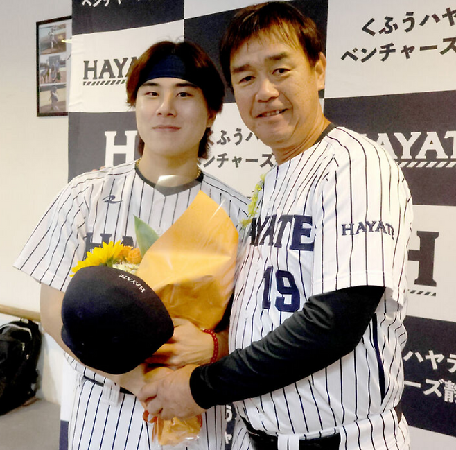 장현진이 11일 SSG 입단을 확정한 뒤 구후 하야테 아카호리 모토유키 감독으로부터 축하를 받고 있다. 스포츠호치 캡처