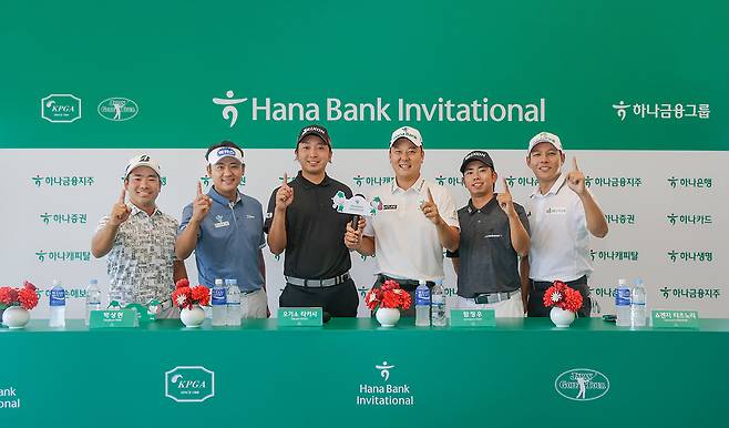 한·일 양국 투어가 공동 주관하는 하나은행 인비테이셔널에 출전하는 양국의 대표 선수들이 11일 더헤븐CC에서 기념촬영을 하고 있다. 왼쪽부터 히가 가즈키, 박상현, 오기소 다카시, 함정우, 쇼겐지 다쓰노리, 문도엽. KPGA 제공