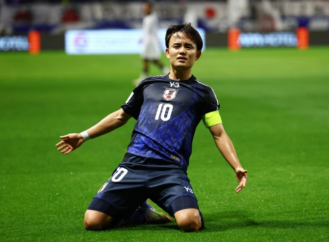 일본 축구대표팀 구보 다케후사가 10일 북중미월드컵 아시아 3차예선 인도네시아와 홈경기에서 골을 넣은 뒤 세리머니하고 있다. 로이터연합뉴스