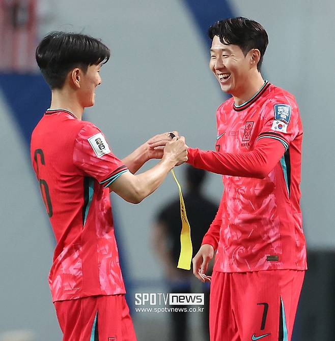 손흥민은 서울월드컵경기장에서 열린 쿠웨이트와 ‘2026 국제축구연맹(FIFA) 북중미 월드컵 아시아 3차 예선’ 최종전에서 후반 28분 교체 출전해 팀의 4-0 완승을 함께했다. 부담은 없었던 경기였다. 한국은 이라크 원정길에서 승점 3점을 확보해 최소 조 2위를 확정하면서 북중미 월드컵 본선 직행에 성공했다. 쿠웨이트전까지 4-0으로 이기면서 무패 행진으로 북중미행에 탑승하게 됐다. 다만 손흥민은 "