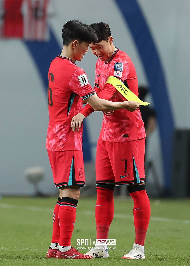 손흥민은 서울월드컵경기장에서 열린 쿠웨이트와 ‘2026 국제축구연맹(FIFA) 북중미 월드컵 아시아 3차 예선’ 최종전에서 후반 28분 교체 출전해 팀의 4-0 완승을 함께했다. 부담은 없었던 경기였다. 한국은 이라크 원정길에서 승점 3점을 확보해 최소 조 2위를 확정하면서 북중미 월드컵 본선 직행에 성공했다. 쿠웨이트전까지 4-0으로 이기면서 무패 행진으로 북중미행에 탑승하게 됐다. 다만 손흥민은 "몸 상태는 아시다시피 100%가 아니다. 한국에서 하는 경기인 만큼, 축구 팬분들에게 분명히 감사 인사를 드리고 싶었다. 무리한 부분이 있었다"라고 말했다  ⓒ곽혜미 기자