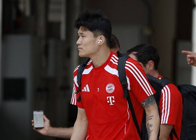 ▲ 한국의 대표 센터백인 김민재는 힘든 지난 시즌을 보냈다. 시즌을 앞두고 뱅상 콤파니 감독이 새로 지휘봉을 잡았다. 자연스레 2023-24시즌 막바지에 주전에서 밀렸던 김민재는 다시 주전 자리를 되찾았다. 곧바로 많은 경기를 소화했다. 그러나 이는 독이 됐다. 후반기 부상과 체력 저하가 겹치면서 실수가 나왔고, 뮌헨은 방출을 계획하고 있다. ⓒ연합뉴스/REUTERS