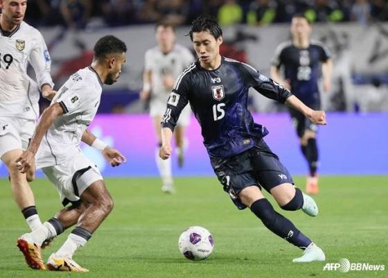 가마다 다이치(오른쪽)가 10일 오후 7시 35분 일본 수이타의 파나소닉 스타디움에서 열린 2026 국제축구연맹(FIFA) 북중미월드컵 C조 최종 10차전에서 드리블을 시도하고 있다. /AFPBBNews=뉴스1