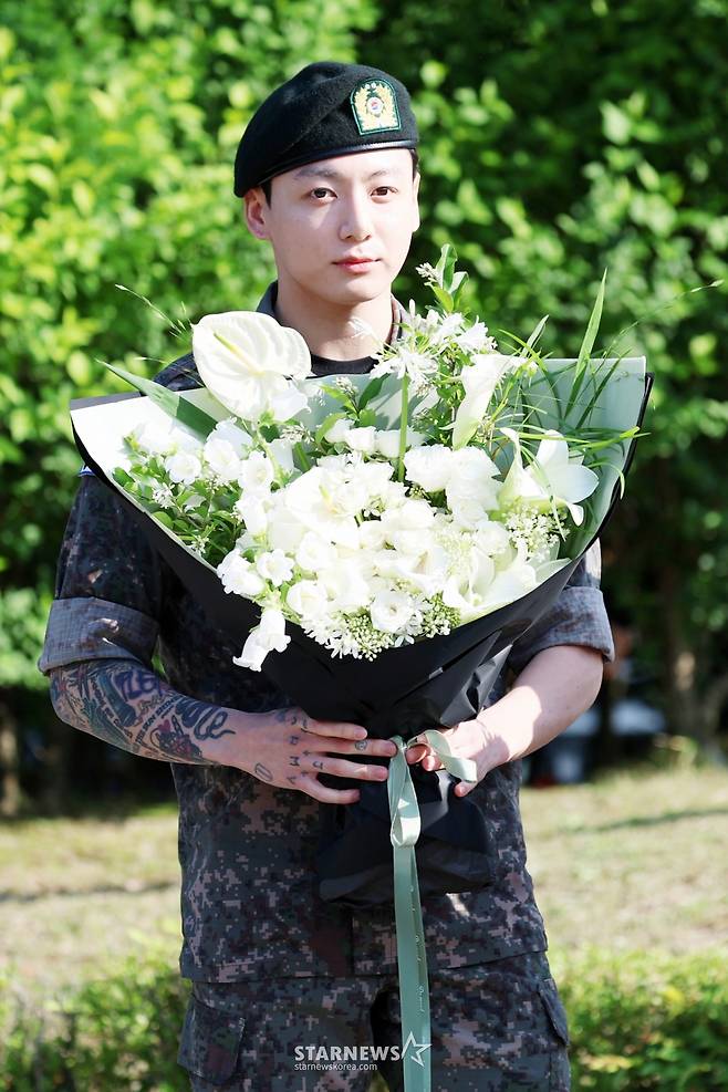 육군 5사단 포병여단에서 복무를 마친 BTS 정국이 11일 오전 경기 연천군 연천공설운동장에서 팬들에게 인사를 하고 있다./2025.06.11 /사진=김휘선 hwijpg@