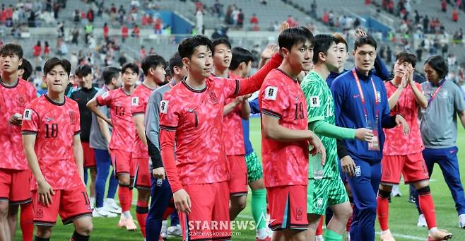 주장 손흥민과 부주장 이재성이 10일 서울월드컵경기장에서 북중미월드컵 최종예선 마지막 경기인 쿠웨이트전에서 승리한 후 월드컵11연속 본선진출을 축하하기위해 그라운드를 돌고 있다.  /사진=강영조 선임기자