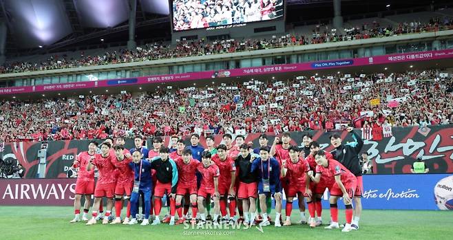 주장 손흥민과 선수들이 10일 서울월드컵경기장에서 북중미월드컵 최종예선 마지막 경기인 쿠웨이트전에서 승리한 후 월드컵11연속 본선진출을 축하하며 붉은악마를 배경으로 기념촬영을 하고 있다.  /사진=강영조 선임기자