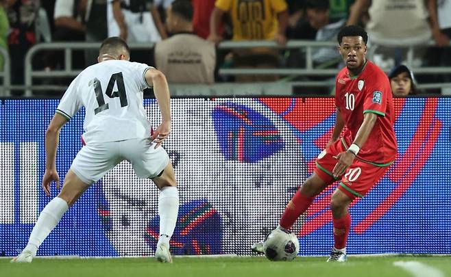 2026 국제축구연맹(FIFA) 북중미 월드컵 아시아 3차 예선 B조 최종전 팔레스타인(흰색)과 오만의 경기 모습. /사진=아시아축구연맹(AFC) 제공