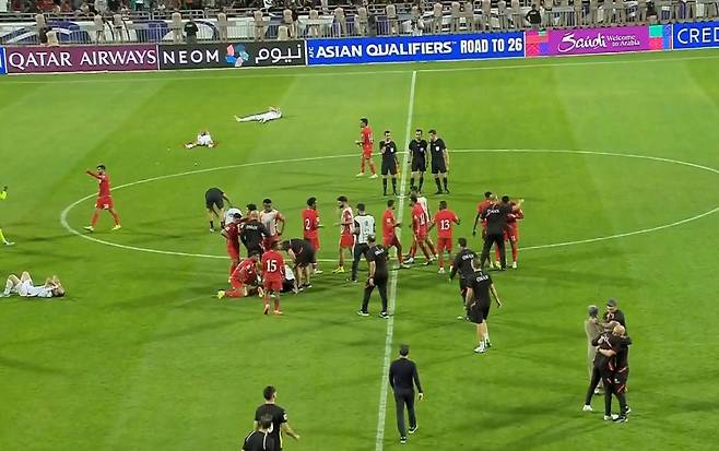 2026 국제축구연맹(FIFA) 북중미 월드컵 아시아 3차 예선 B조 최종전에서 1-1 무승부로 끝나자 희비가 엇갈린 팔레스타인(흰색)과 오만의 선수들의 모습. /사진=중계화면 캡처