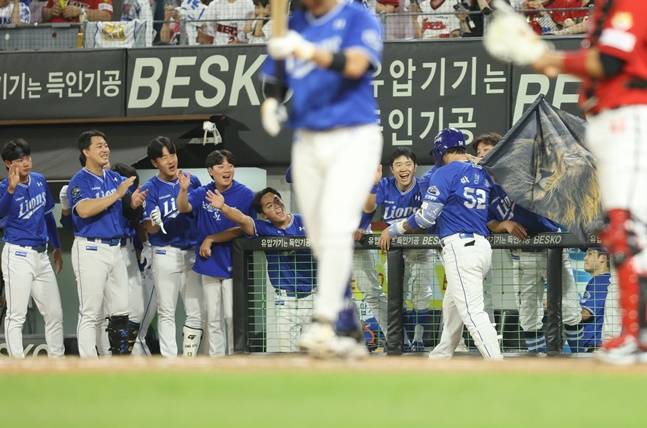 삼성 박병호가 10일 광주 KIA전에서 7회 솔로홈런을 터트린 뒤 사자 깃발을 들고 더그아웃으로 돌아오고 있다. /사진=삼성 라이온즈 제공