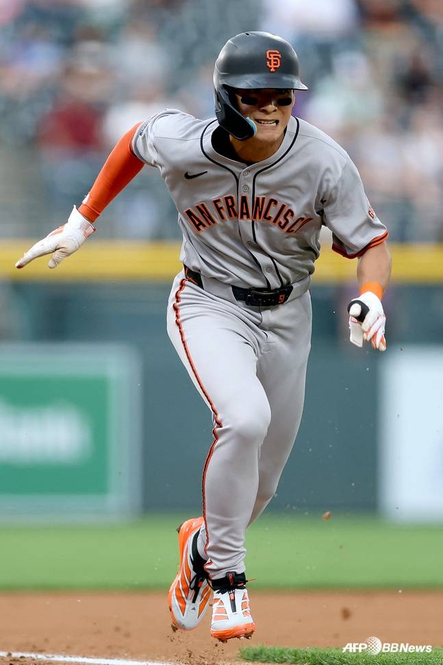 샌프란시스코 이정후가 11일(한국시간) 콜로라도전에서 1회초 희생플라이 때 홈으로 들어오고 있다. /AFPBBNews=뉴스1