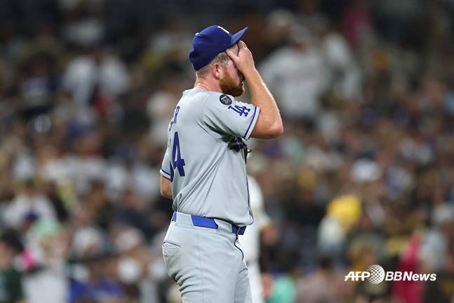 LA 다저스 맷 사우어가 11일(한국시간) 샌디에이고전에서 실점 후 괴로워하고 있다. /AFPBBNews=뉴스1