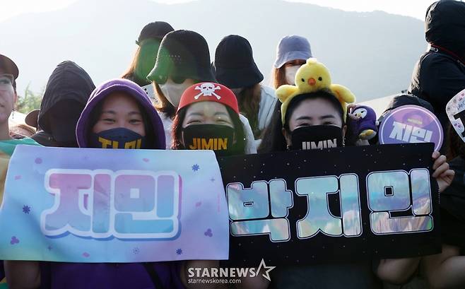 11일 오전 경기 연천군 연천공설운동장에서 팬들이 육군 5사단 포병여단에서 복무를 마친 지민과 정국을 기다리고 있다. /2025.06.11 /사진=김휘선 hwijpg@