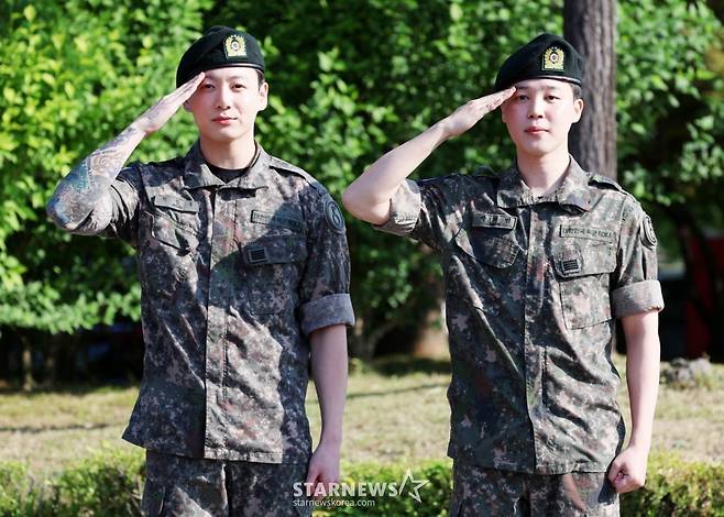 육군 5사단 포병여단에서 복무를 마친 BTS 정국, 지민이 11일 오전 경기 연천군 연천공설운동장에서 경례를 하고 있다./2025.06.11 /사진=김휘선 hwijpg@
