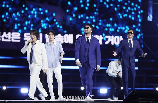그룹 god가 30일 오후 서울 마포구 상암월드컵경기장에서 열린 '서울스프링페스타 2025' 원더쇼에서 멋진 무대를 선보이고 있다. /2025.04.30 /사진=김휘선 hwijpg@