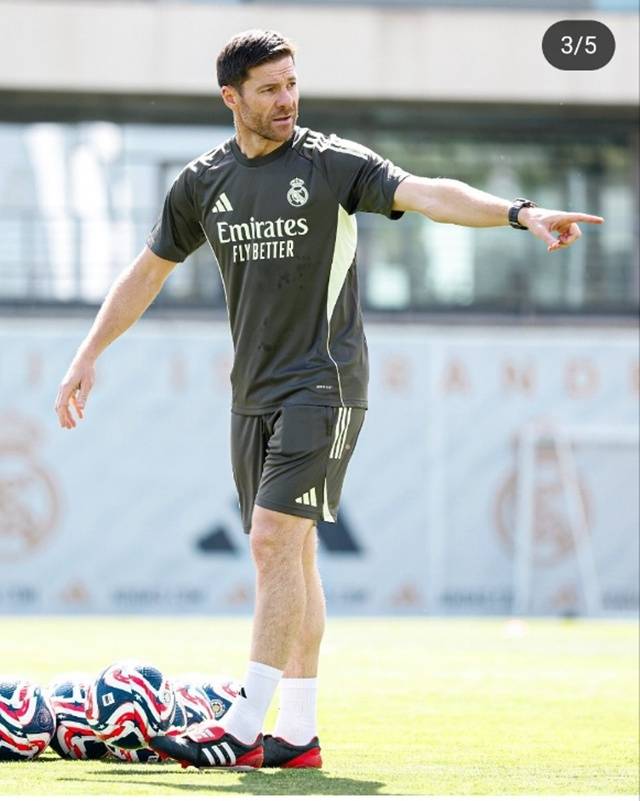 훈련을 지도하는 사비 알론소 감독. /사진=레알 마드리드 SNS