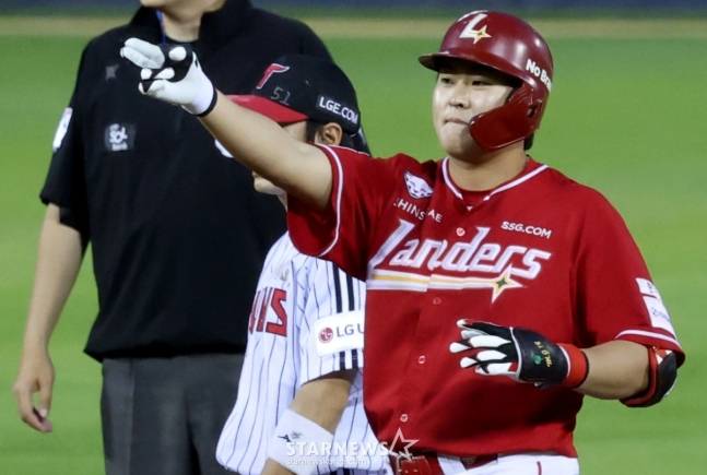 2025 신한 SOL Bank KBO리그 LG 트윈스 대 SSG 랜더스 경기가 11일 서울 잠실야구장에서 열렸다.  SSG 고명준이 5회초 2사 만루에서 역전 2타점 적시 2루타를 날리고 출루한 후 세리머니를 하고 있다. /사진=김진경 대기자