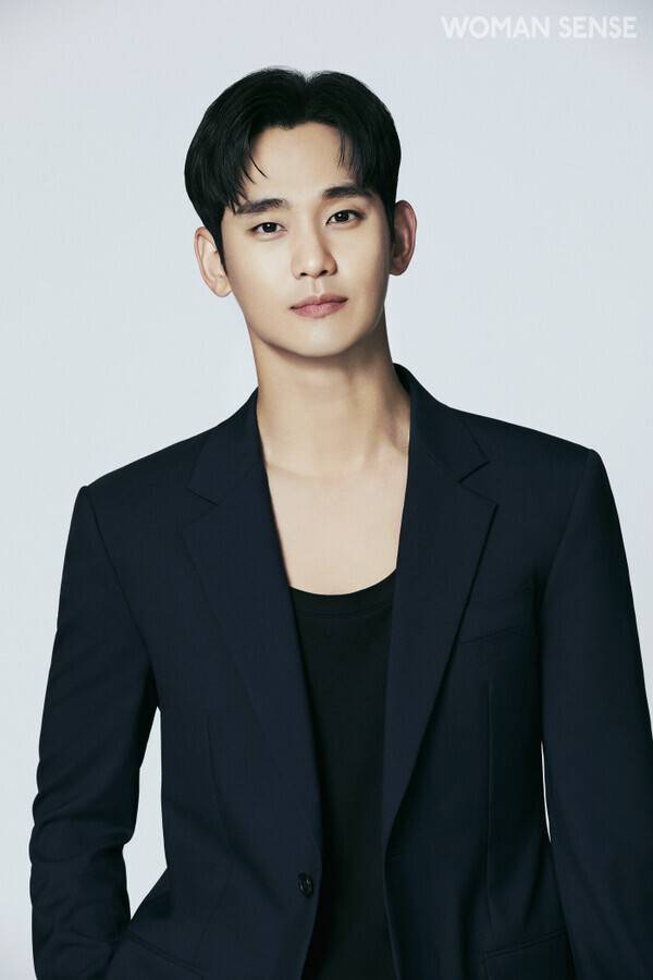 배우 김수현은 서울 성동구 성수동1가에 위치한 고급아파트 갤러리아포레를 3채 보유하고 있다. 지난해 광고모델로 나섰던 '볼뉴머' 브랜드의 (주)클래시스가 김수현의 사생활 논란에 계약을 해지한 후 위약금을 받고자 김수현의 부동산 자산인 갤러리아포레 1채를 가압류했다.&nbsp; 사진=골드메달리스트 홈페이지