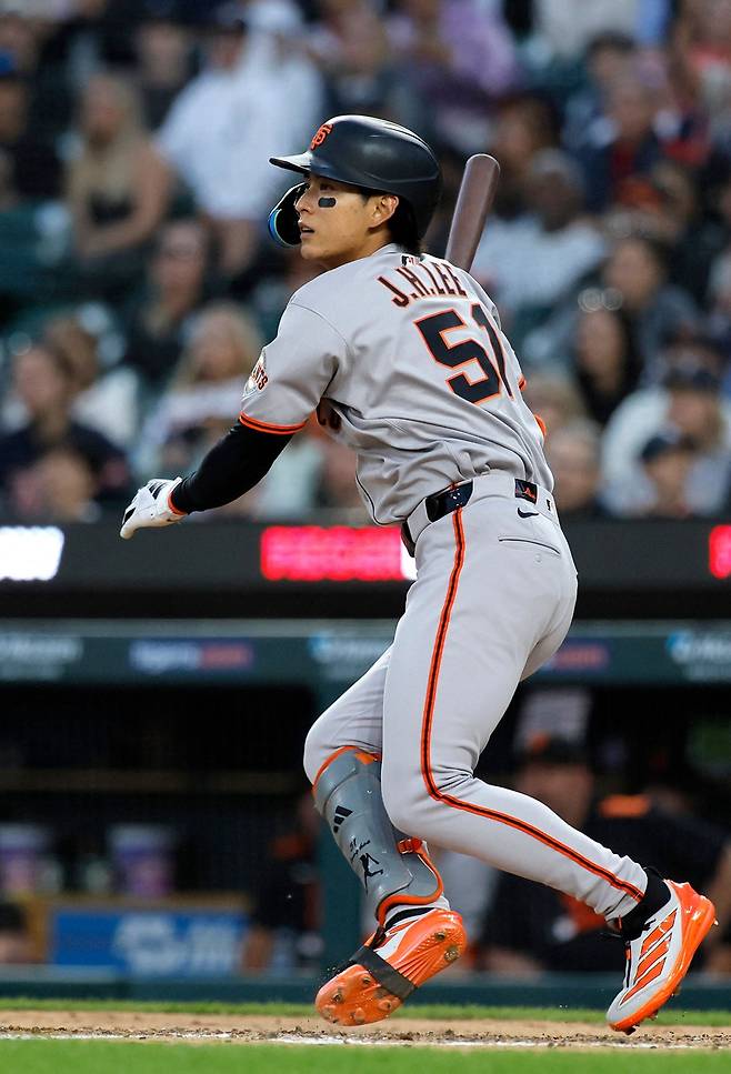 미국 메이저리그 샌프란시스코 자이언츠의 이정후가 11일(한국시간) 미국 콜로라도주 덴버 쿠어스 필드에서 열린 2025 메이저리그 콜로라도 로키스와의 원정 경기에 1번타자 겸 중견수로 선발 출전, 5타수 1안타 2득점을 기록했다. 사진 연합뉴스