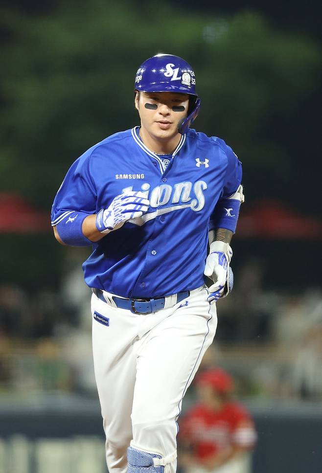 삼성 라이온즈 내야수 박병호가 10일 광주 KIA 타이거즈전에서 홈런을 친 뒤 베이스를 돌고 있다. 삼성 라이온즈