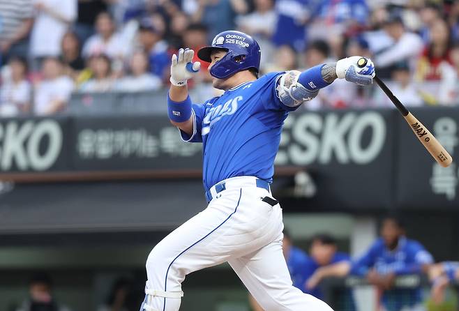 삼성 라이온즈 내야수 박병호가 10일 광주 KIA 타이거즈전에서 홈런을 치고 있다. 삼성 라이온즈