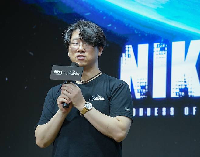 답변하는 김형태 시프트업 대표     (서울=연합뉴스) 김주환 기자 = 김형태 시프트업 대표가 5월 20일 '승리의 여신: 니케 x 스텔라 블레이드' 협업 업데이트를 앞두고 열린 기자 간담회에서 질문에 답변하고 있다. 2025.5.20 jujuk@yna.co.kr