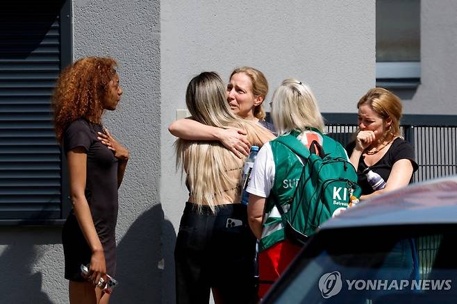 오스트리아 학교 총기 난사 사건 (그라츠 로이터=연합뉴스) 10일(현지시간) 오스트리아 제2의 도시 그라츠의 한 고등학교에서 총기 난사 사건이 벌어진 뒤 가족들이 재회하는 모습. 2025.06.10 photo@yna.co.kr