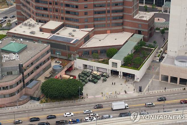 10일 오전 시위대가 물러난 LA 연방 구금센터 건물 일대를 상공에서 찍은 모습 [로이터=연합뉴스. 재판매 및 DB 금지]